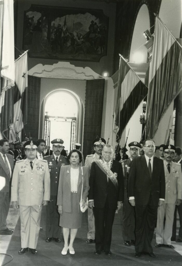 1994. Febrero, 2. Haciendo entrada al Panteón Nacional, acompañado de los generales Rafael Montero Revete y Fernando Ochoa Antich.