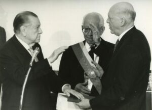 1994. Febrero, 2. Juramento del cargo como Presidente de la República en el Congreso Nacional, ante Eduardo Gómez Tamayo y Ramón J. Velázquez.