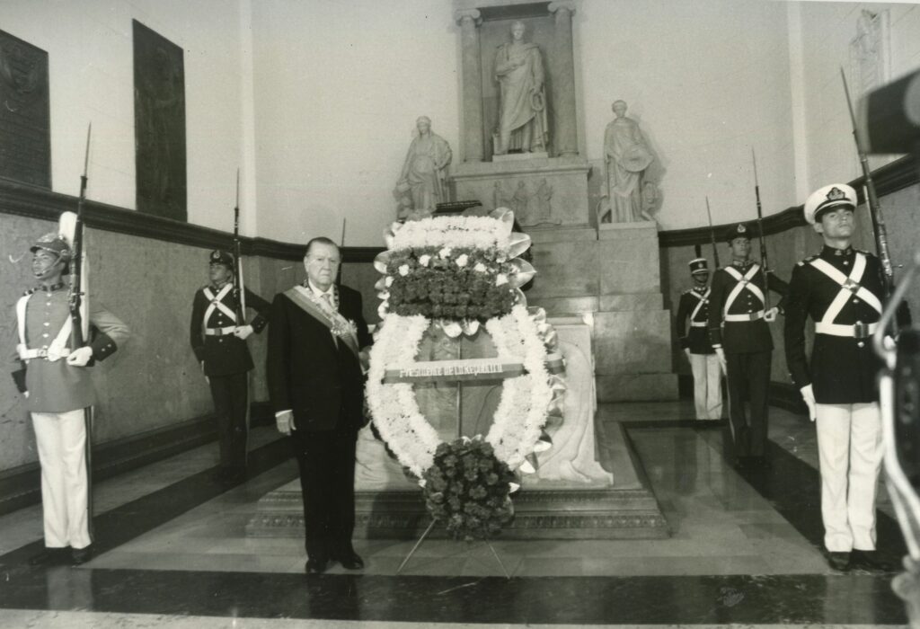 1994. Febrero, 2. Ofrenda floral ante el sarcófago que contiene los restos de El Libertador Simón Bolívar.