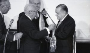 1994. Febrero, 2. Ramón J. Velásquez entrega la banda presidencial a Rafael Caldera.