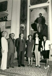 1994. Febrero, 22. Visita de las Damas Salesianas en el Palacio de Miraflores, acompañadas por el padre Miguel González.