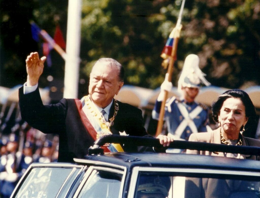 1994. Febrero, 3. Desfile militar con motivo de la toma de posesión de su segundo gobierno.