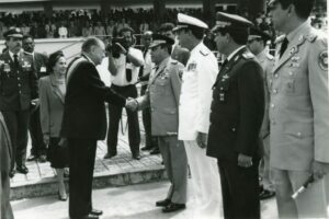 1994. Febrero, 3. Saludo al Alto Mando a su llegada a la tribuna en el Desfile militar en Los Próceres con motivo de la toma de posesión.