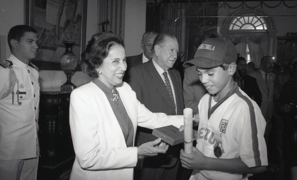 1994. Septiembre, 2. Visita de los campeones de béisbol juvenil al Palacio de Miraflores.