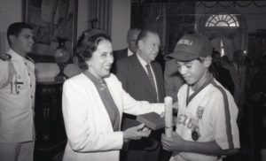 1994. Septiembre, 2. Visita de los campeones de béisbol juvenil al Palacio de Miraflores.
