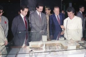 1994. Septiembre, 4. Visita al Foro Libertador, junto a Virginia Betancourt y Rafael Arráiz Lucca.