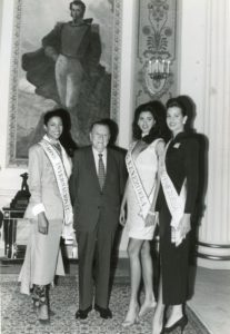 1994. Septiembre, 6. Visita a Miraflores de las finalistas del certamen Miss Venezuela.