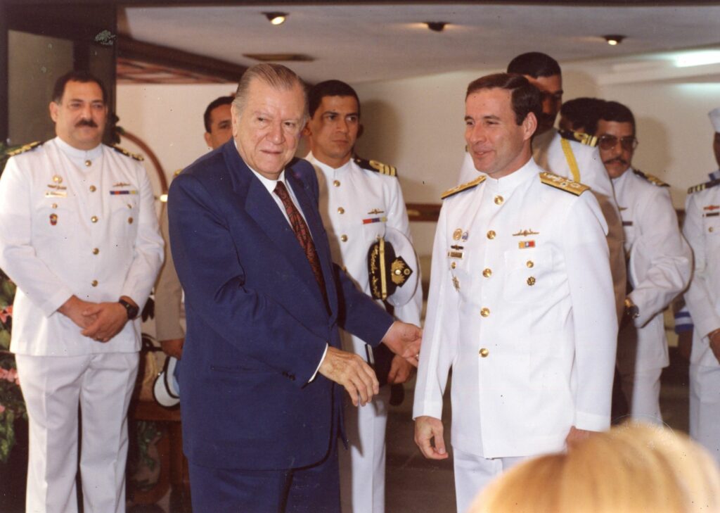 1994. Visita a buque de la Armada.