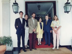 1995. Agosto, 25. Visita del Príncipe de Asturias y sus hermanas las Infantas Elena y Cristina en la residencia presidencial La Casona.