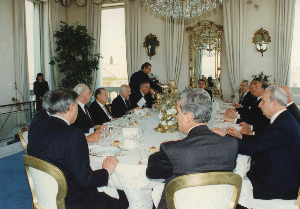 1995. Mayo, 5. Almuerzo ofrecido por el presidente de Italia, Oscar Luigi Scalfaro, en el Palacio del Quirinal, Roma.