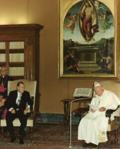 1995. Mayo, 5. Audiencia privada con SS Juan Pablo II en El Vaticano, Roma, con motivo de la beatificación de la Madre María de San José.