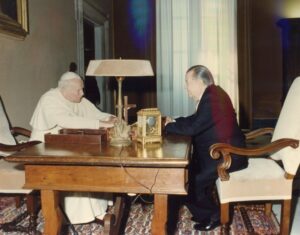 1995. Mayo, 5. Audiencia privada con SS Juan Pablo II en El Vaticano, Roma, con motivo de la beatificación la Madre María de San José.