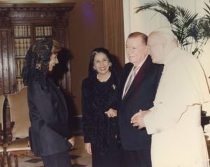 1995. Mayo, 5. Audiencia privada con SS Juan Pablo II en El Vaticano, Roma. Saludo de Alicia y su hija Mireya.