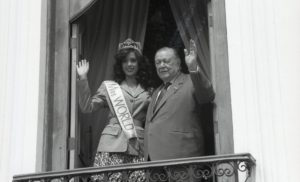 1995. Noviembre, 27. Visita de Miss Mundo, Jacqueline Aguilera.