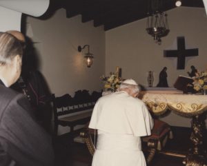 1996. Febrero, 9. SS Juan Pablo II, en el oratorio de la residencia presidencial La Casona.