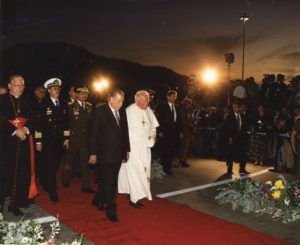 1996. Febrero. 11. Despedida a SS Juan Pablo II en el aeropuerto de Maiquetía, al finalizar su visita pastoral a Venezuela.