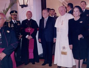 1996. Febrero. 9. Alicia Pietri de Caldera con Juan Pablo II a la salida de su visita a La Casona.