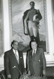 1996. Junio, 4. Almuerzo con Enrique Yéspica, presidente del Consejo Supremo Electoral en el Palacio de Miraflores.