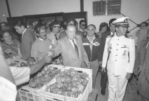 1996. Marzo, 2. Inauguración del mercado popular del barrio El Limón en la carretera Caracas-La Guaira.