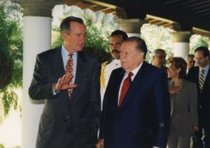 1996. Noviembre, 20. Desayuno en honor del ex presidente de USA George Bush en la residencia presidencial La Casona.