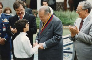 1996. Noviembre, 6. Concierto en el patio de Miraflores de la Orquesta Sinfónica Infantil de Venezuela. Saluda en compañía de Asdrúbal Aguiar y José Guillermo Andueza.