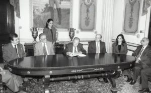 1997. Diciembre, 30. Firma de la Ley de Seguridad Social, producto del convenio tripartito. Palacio de Miraflores.