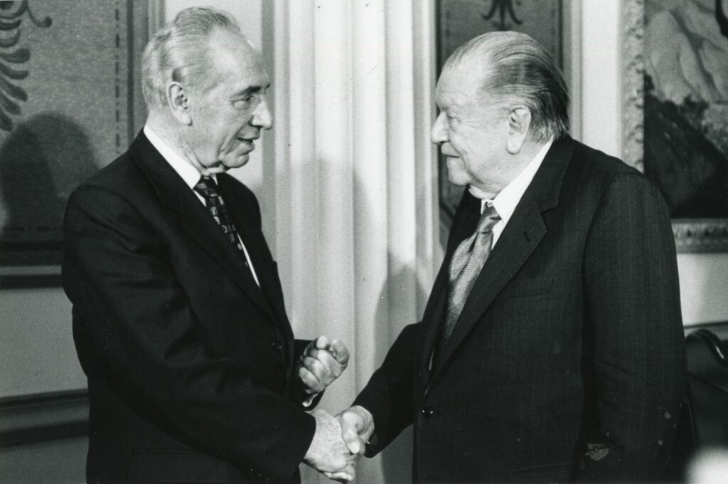1997. Encuentro en el Palacio de Miraflores con el primer Ministro israelí Shimon Peres.