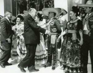 1997. Febrero 5. Recibimiento por Mariachis en la visita oficial a México.