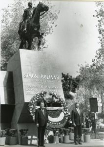 1997. Febrero, 6. Ofrenda floral ante la estatua de El Libertador Simón Bolívar en la visita oficial a México.