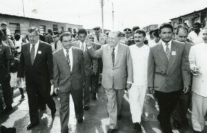 1997. Inauguración de viviendas de Fundabarrios en Portuguesa, acompañado por Julio Martí, Rafael Izquierdo e Iván Colmenares.