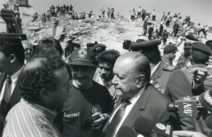 1997. Julio, 10. En el terremoto de Cariaco, estado Sucre, con el gobernador Ramón Martínez.