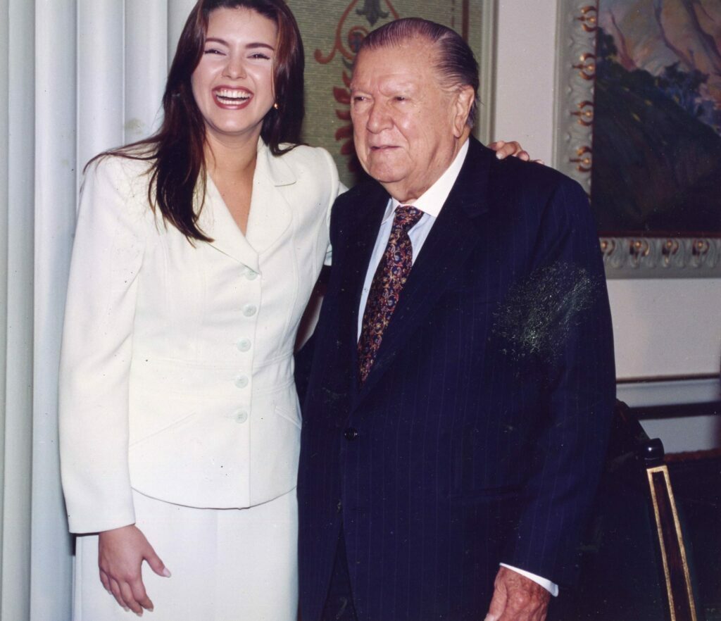 1997. Julio, 2. Almuerzo en honor Alicia Machado, Miss Universo 1996 y sus padres, en el Palacio de Miraflores.