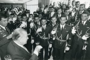 1997. Julio, 8. Brindando con alfereces graduados de la Escuela de aviación militar, acompañado del general Juan Ignacio Paredes Niño.