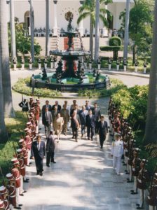 1997. Marzo, 13. Entrada al Capitolio con motivo del Tercer Mensaje al Congreso Nacional.