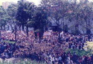 1997. Marzo, 13. Tercer Mensaje al Congreso Nacional, en las afueras del Palacio de Miraflores.