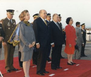 1997. Mayo, 18. Recibimiento en Maiquetía al presidente del Uruguay, Julio María Sanguinetti y señora.