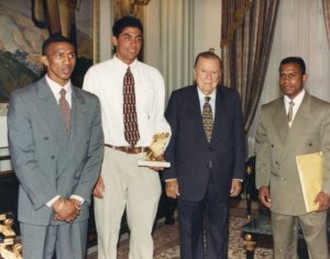 1997. Mayo, 28. Almuerzo ofrecido en Miraflores en honor de los campeones mundiales Antonio Cermeño, Francisco Sánchez y José Bonilla.