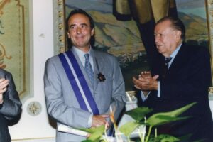 1997. Noviembre, 17. Imposición de la orden Andrés Bello al cantautor Joan Manuel Serrat en el Palacio de Miraflores.