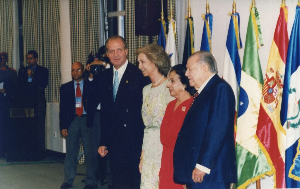 1997. Noviembre, 7. Llegada a la VII Cumbre Iberoamericana de los Reyes de España, Doña Sofía y Don Juan Carlos I, isla de Margarita.