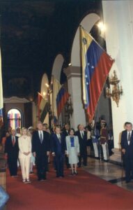 1997. Octubre, 13. Entrando al Panteón Nacional con Hillary y William J. Clinton, en su visita oficial a Venezuela.