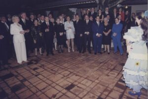 1997. Octubre, 13. Visita de Bill y Hillary Clinton a La Casona, en el Patio de recepciones baila Diana Patricia.