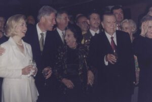 1997. Octubre, 13. Visita de Bill y Hillary Clinton a La Casona, en el Patio de recepciones baila Diana Patricia.
