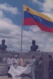 1997. Octubre, 28. Fundación de Ciudad Sucre. Izamiento de bandera, acompañado por José Guillermo Andueza, Tito Rincón, Pompeyo Márquez y José Montilla.