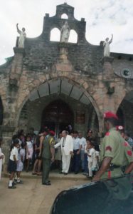 1998. Abril, 9. Días santos con su familia en Kavanayén, la Gran Sabana.