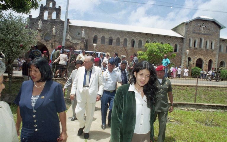 1998. Abril, 9. Días santos con su familia en Kavanayén, la Gran Sabana.