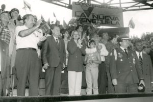 1998. Acto de Convergencia en Barquisimeto. A su lado su hijo Juan José y su nuera Diana.