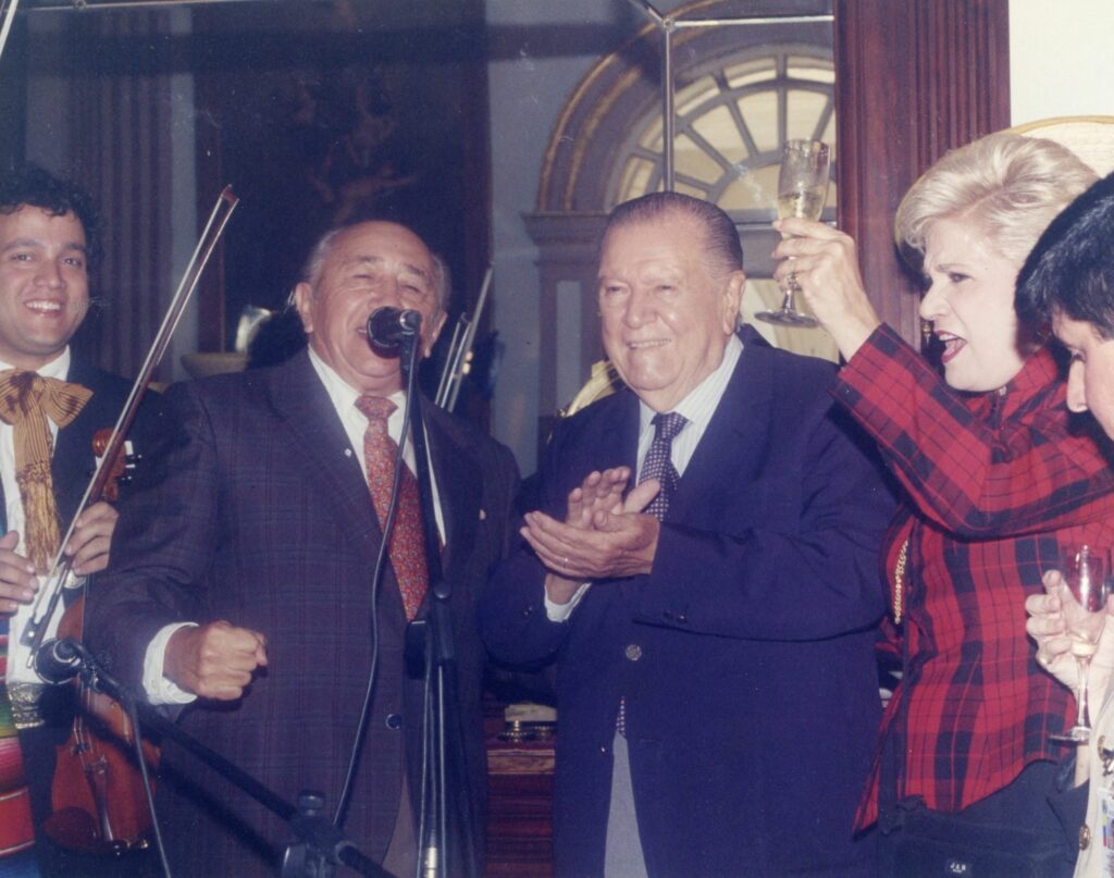 1998. Enero, 24. Celebrando en Miraflores su cumpleaños con Mirla Castellanos y Simón Díaz cantando Caballo viejo.