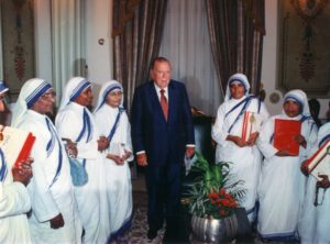 1998. Enero, 9. En Miraflores, con la Madre Nirmala, sucesora de la Madre Teresa de Calcuta y Hermanas de la Caridad.