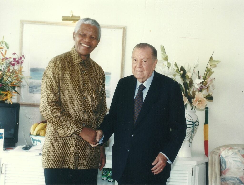 1998. Julio, 4. Encuentro con el presidente de Sudáfrica Nelson Mandela en el marco de una sesión especial del CARICOM en Santa Lucía.