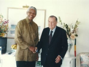 1998. Julio, 4. Encuentro con el presidente de Sudáfrica Nelson Mandela en el marco de una sesión especial del CARICOM en Santa Lucía.